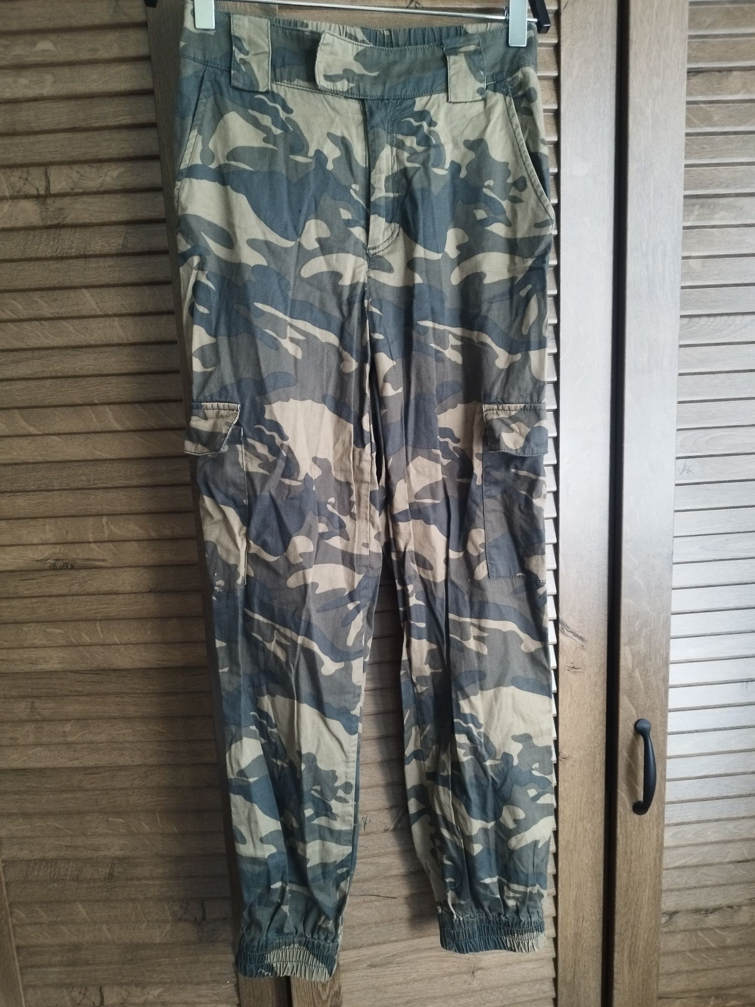 Spodnie moro Stradivarius roz XS joggery