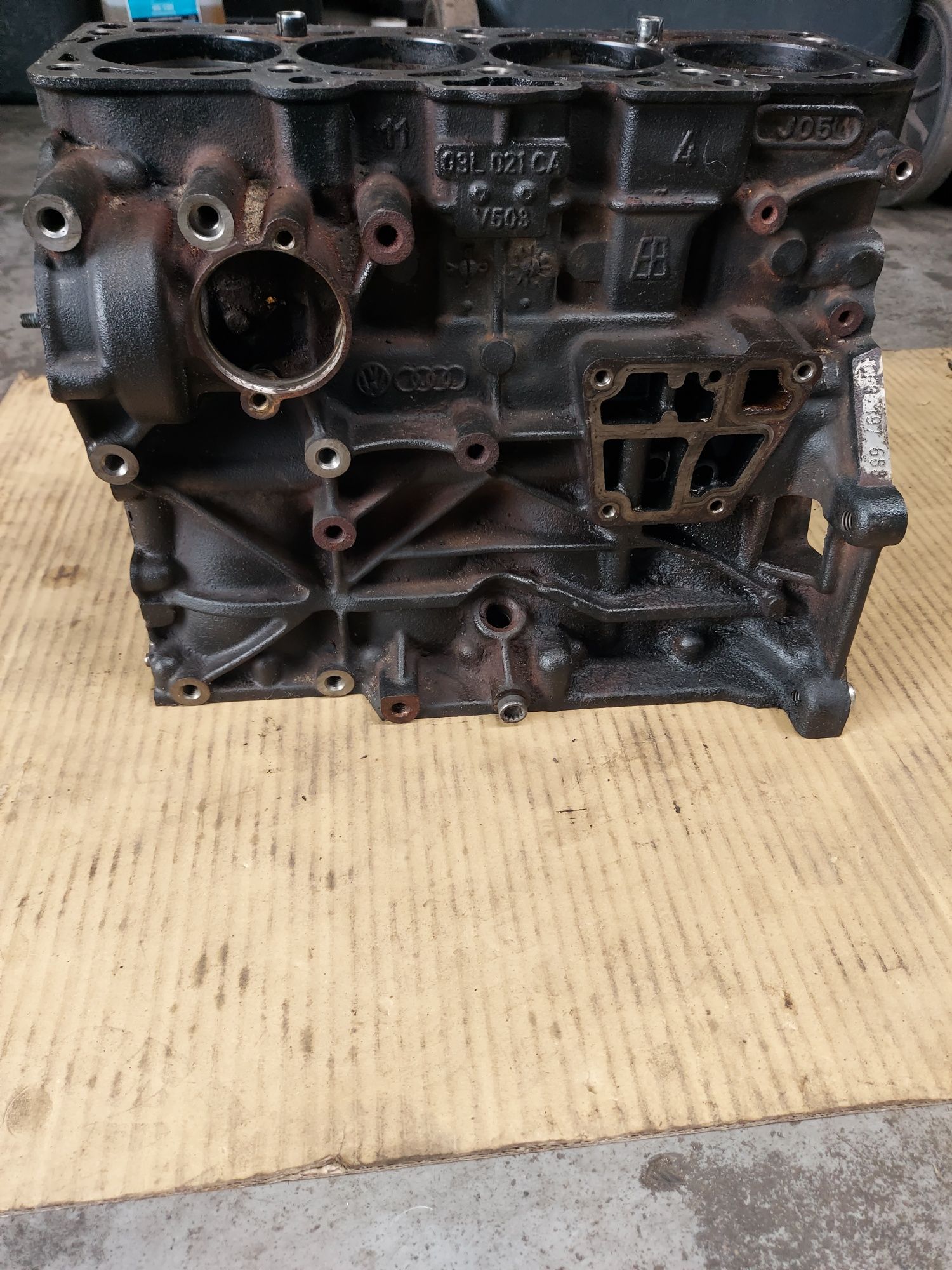 Blok silnika Volkswagen 2.0 tdi 03L021CA cff cfg cfh