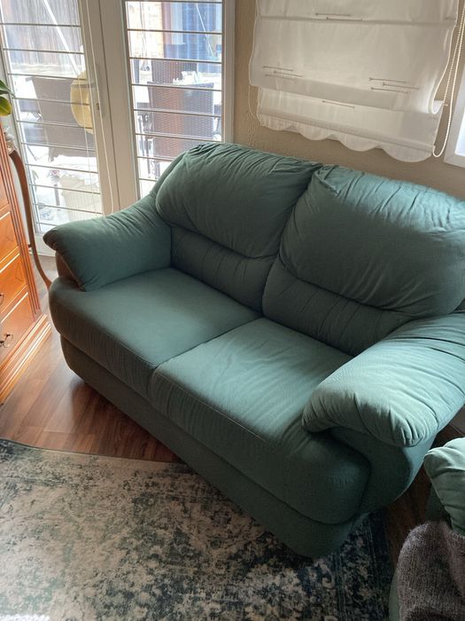 Sofa de dois lugares em pele nebuco verde