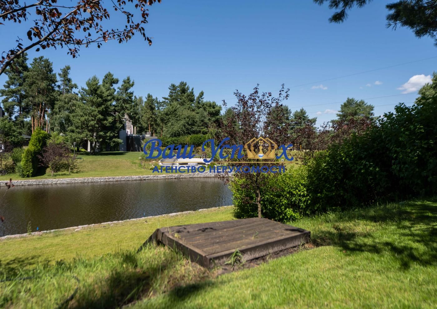 Продажа дома в лесу c выходом на озеро в городке Riviera Village .