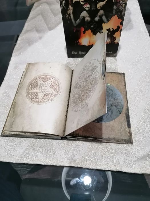 Dimmu Borgir - The Invaluable Darkness (2 DVD + 1 CD)