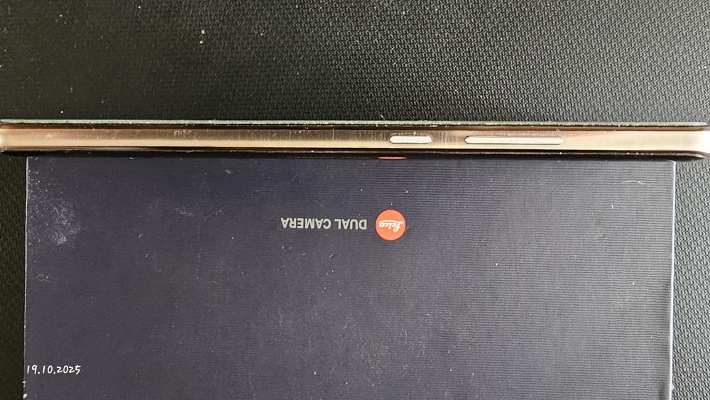 Huawei Mate 10 Pro 
Екран 6" OLED, подвійна камера, поту