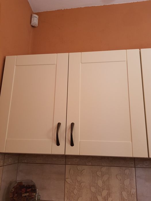 Komoda z szufladami, dwa regały