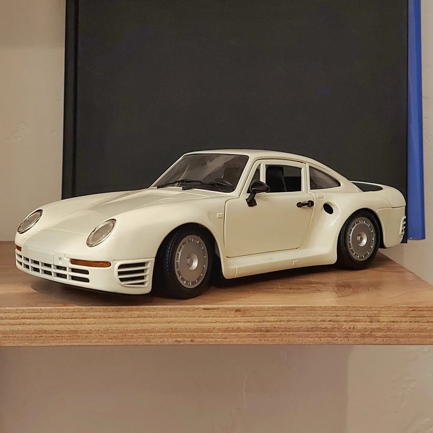 Вінтажна  модель 1:18 Porsche 959 Polistil