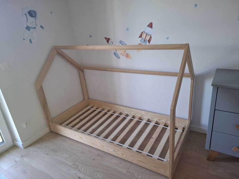 Łóżko domek dzieciece 80x180 sosnowe z materacem