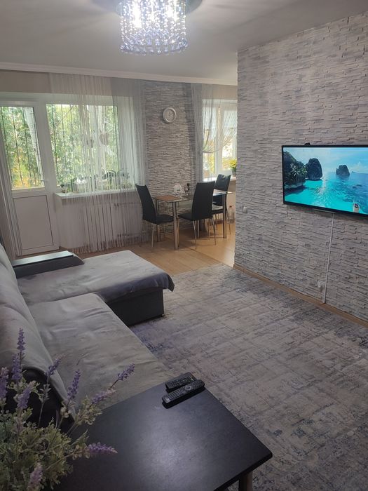 Продам ВЛАСНУ  3-х кімнатну квартиру в центрі