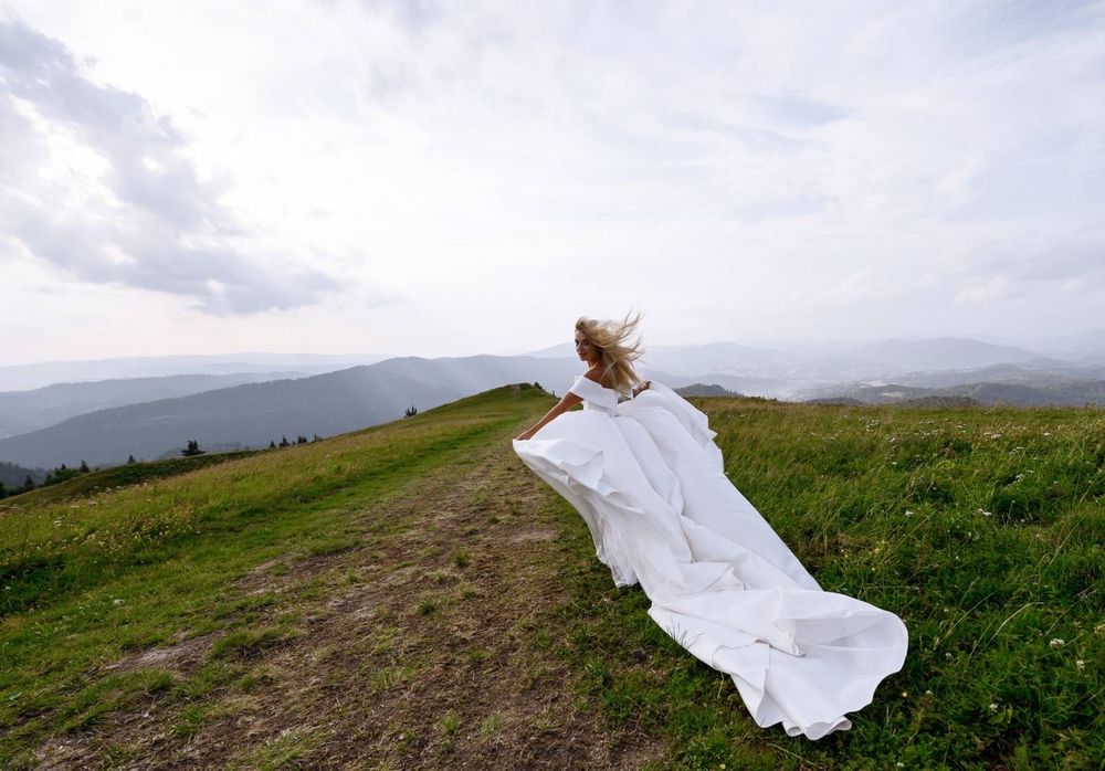 Весільня сукня атласна