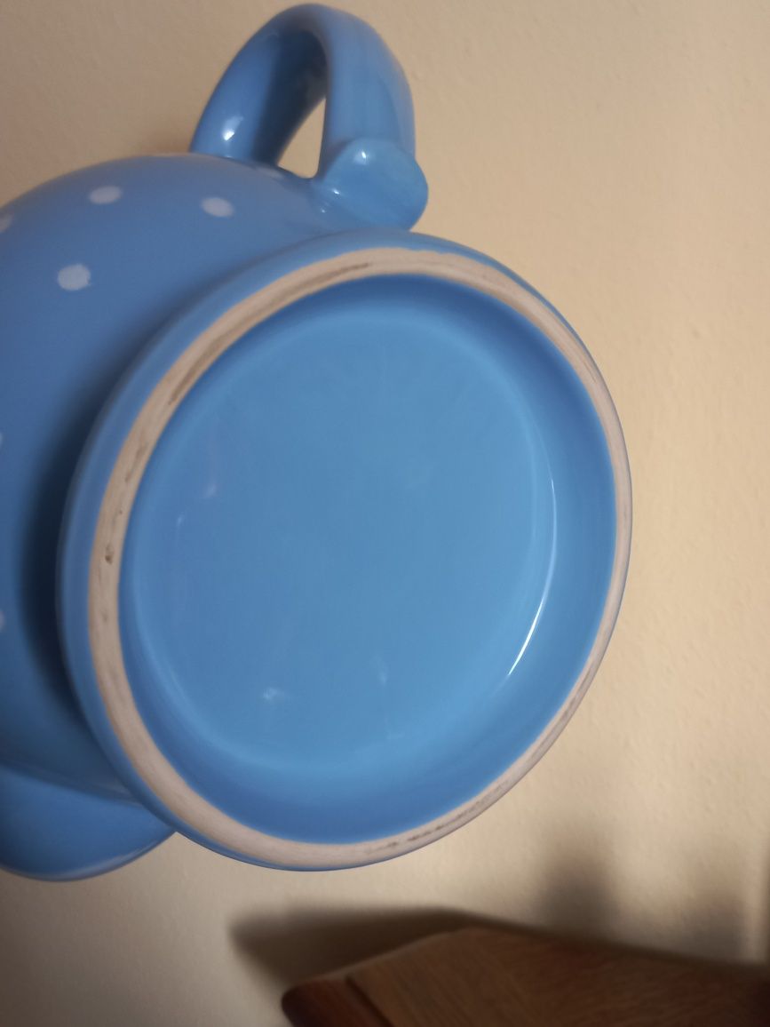 Elegancki błękitny ceramiczny dzbanek