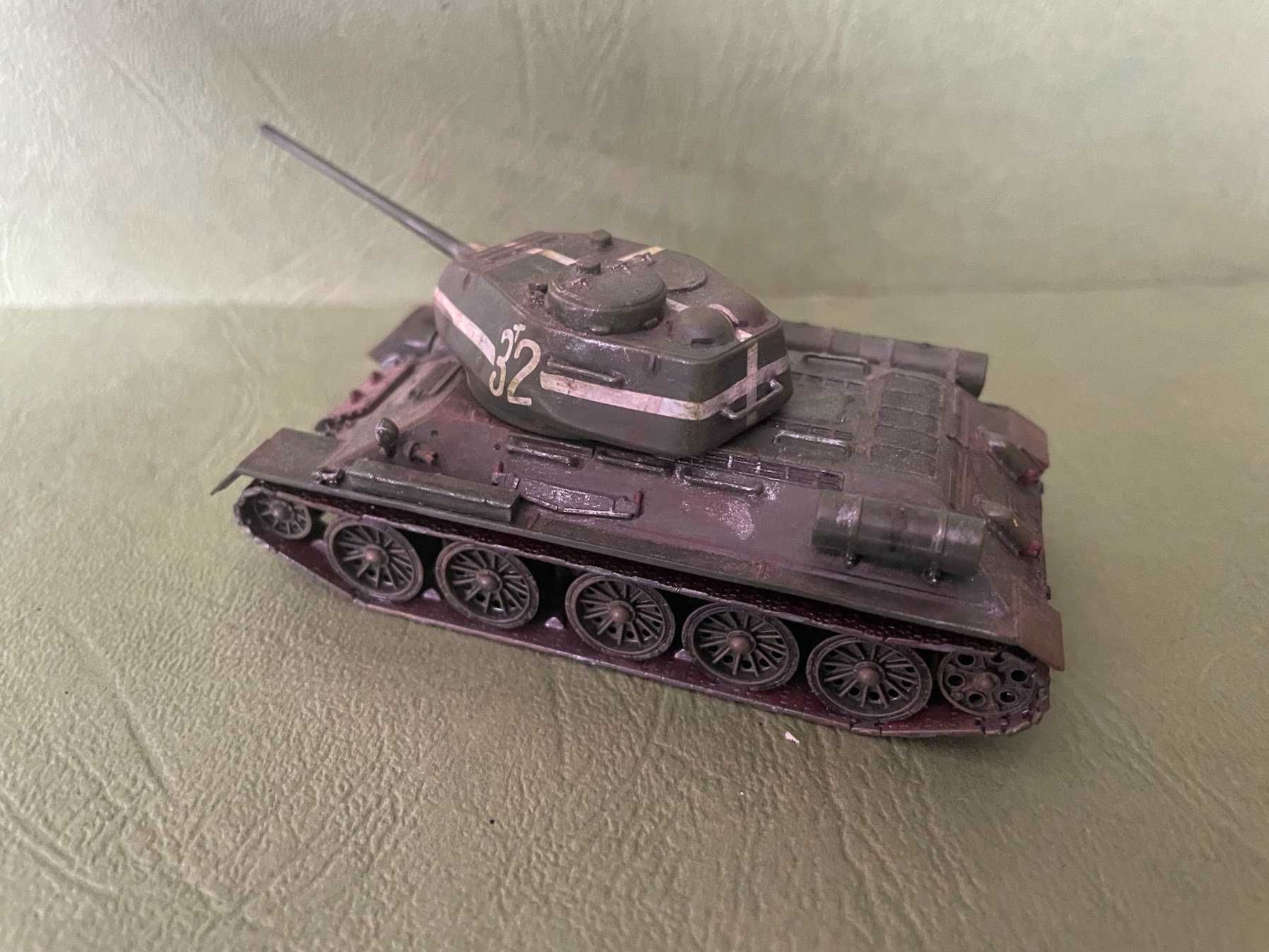 T-34/85  - model w skali 1/72