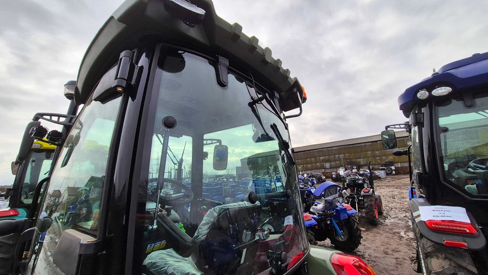 Трактор с обшитой кабиной Кентавр 404 СЦ