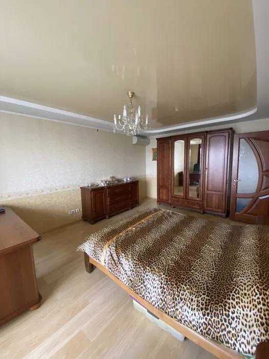 Продається 1/2 частки власності  у квартирі-студії на березі Дніпра