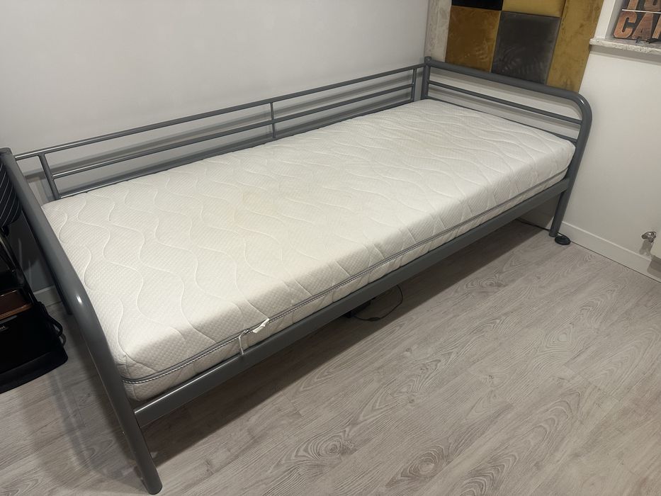 Łóżko metalowe solidne z materacem