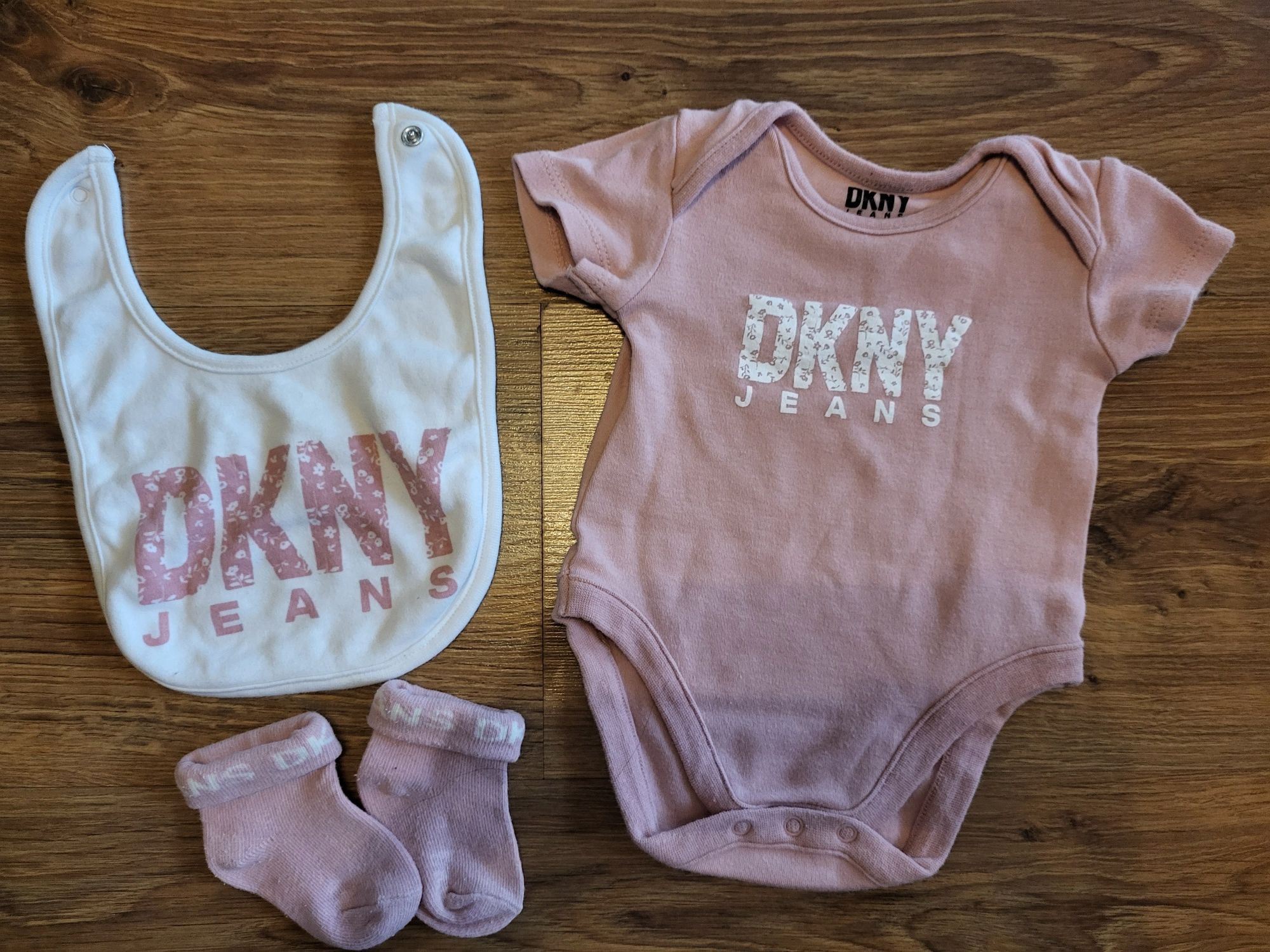 Dkny jeans body sliniak skarpetki 0-3 miesiące