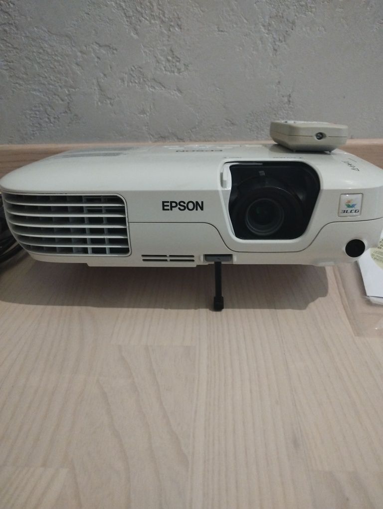 Проектор мультимедійний Epson EB-S7.