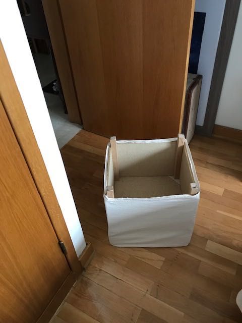 Banco cúbico branco