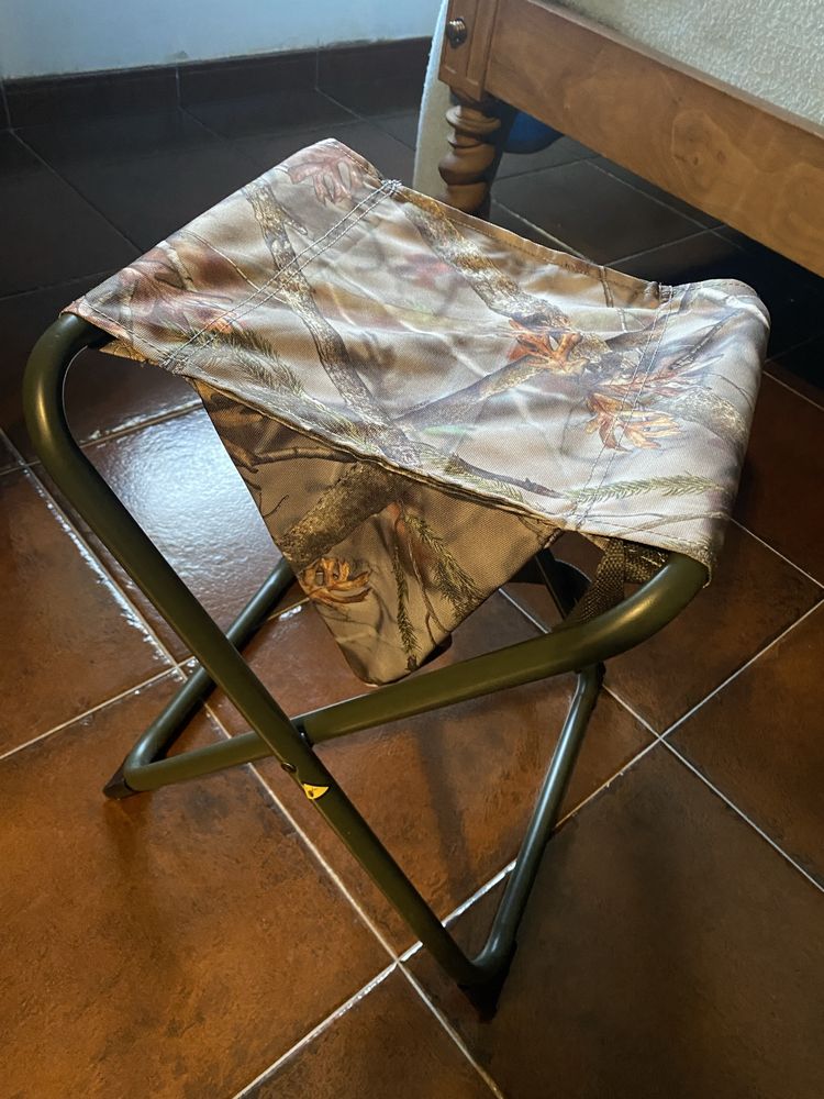 Tenda (camuflado) para esperar na caça +banquinho