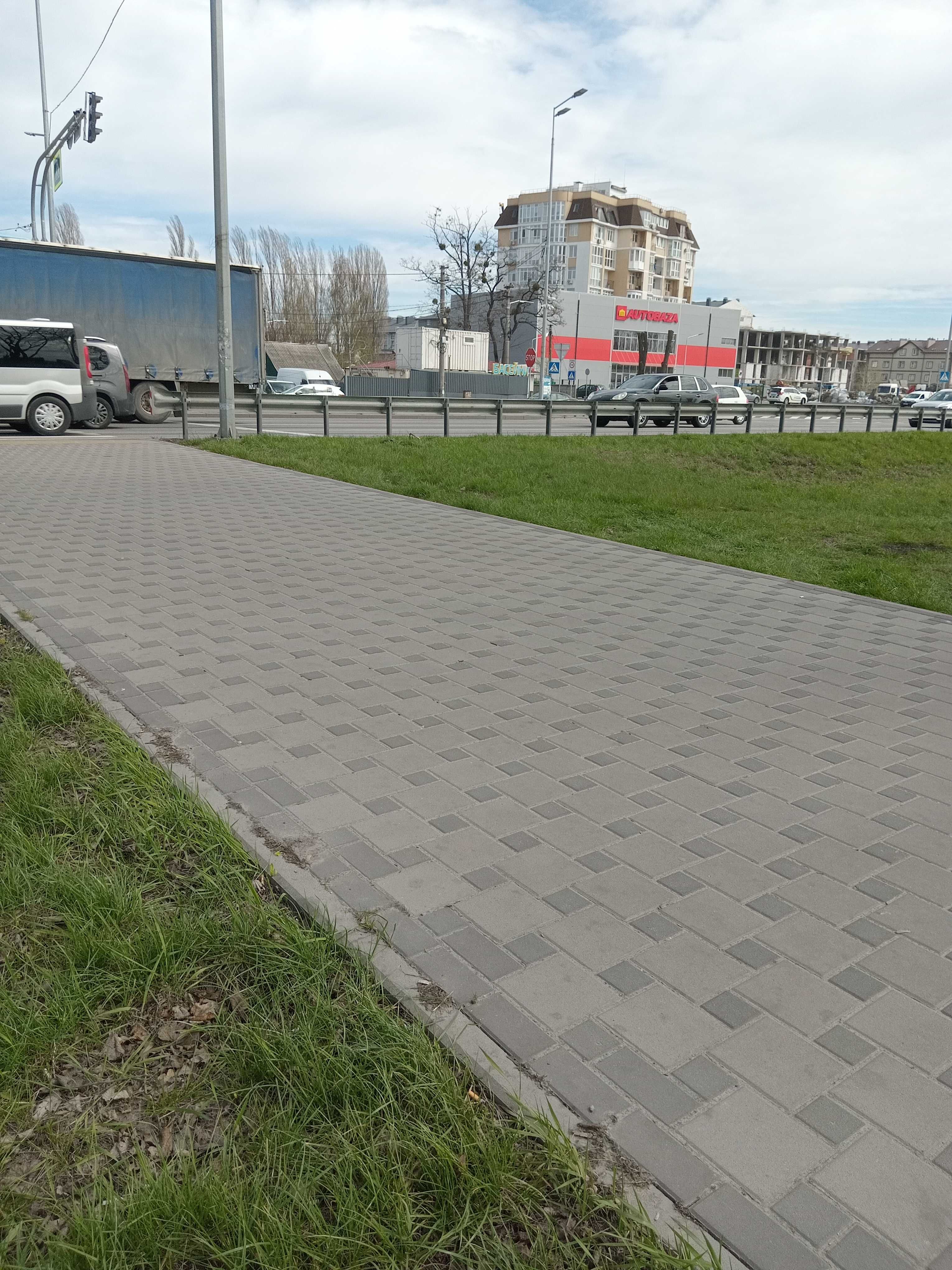 Продам 1/2 будинку у Києві. Є сотки!