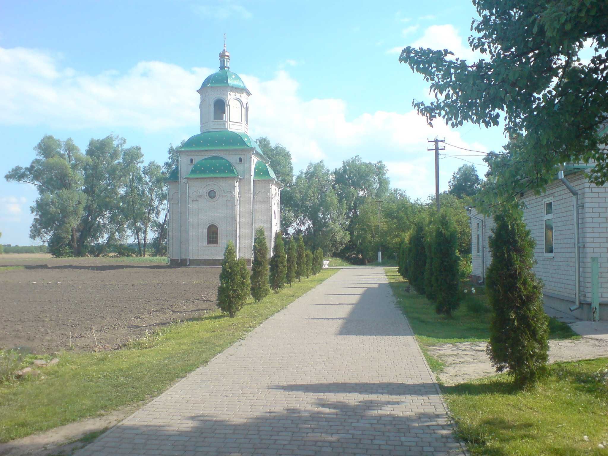 Теплий цегляний будинок в селі біля річки