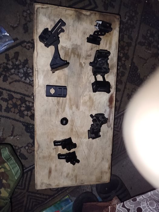 Крепления на шлемы и оружие