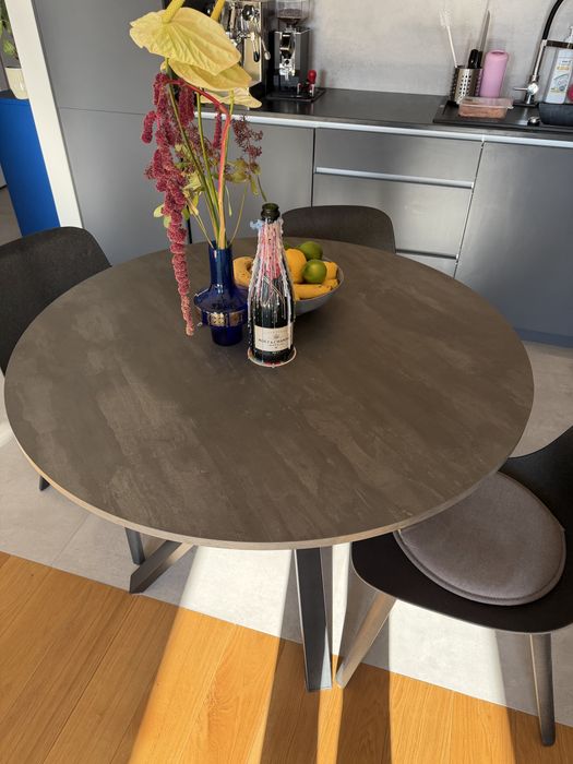 Okragły stół MARIEDAMM z kompletem krzeseł ODGER