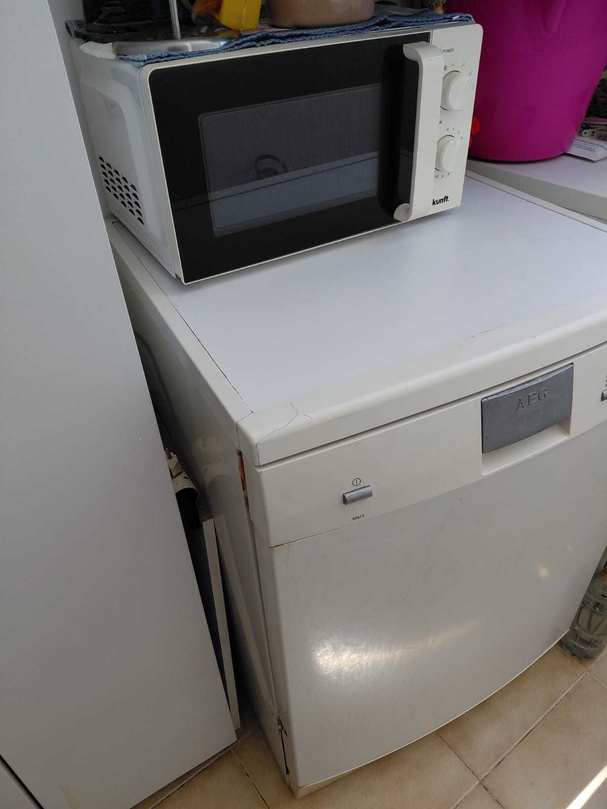 Cozinha com vários eletrodomésticos
