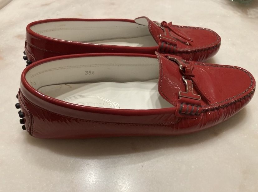 Sapatos tods vermelhos em pele