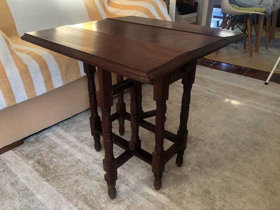 Mesa de madeira (de apoio, para jogar Xadez, cartas, etc)