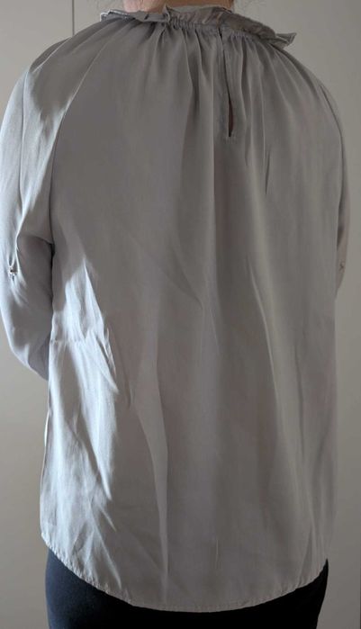 Blusa cinza prateado com pormenores de flores bordadas