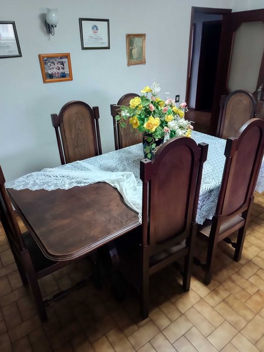 Mobília de sala de jantar com 6 cadeiras em pele e armário.