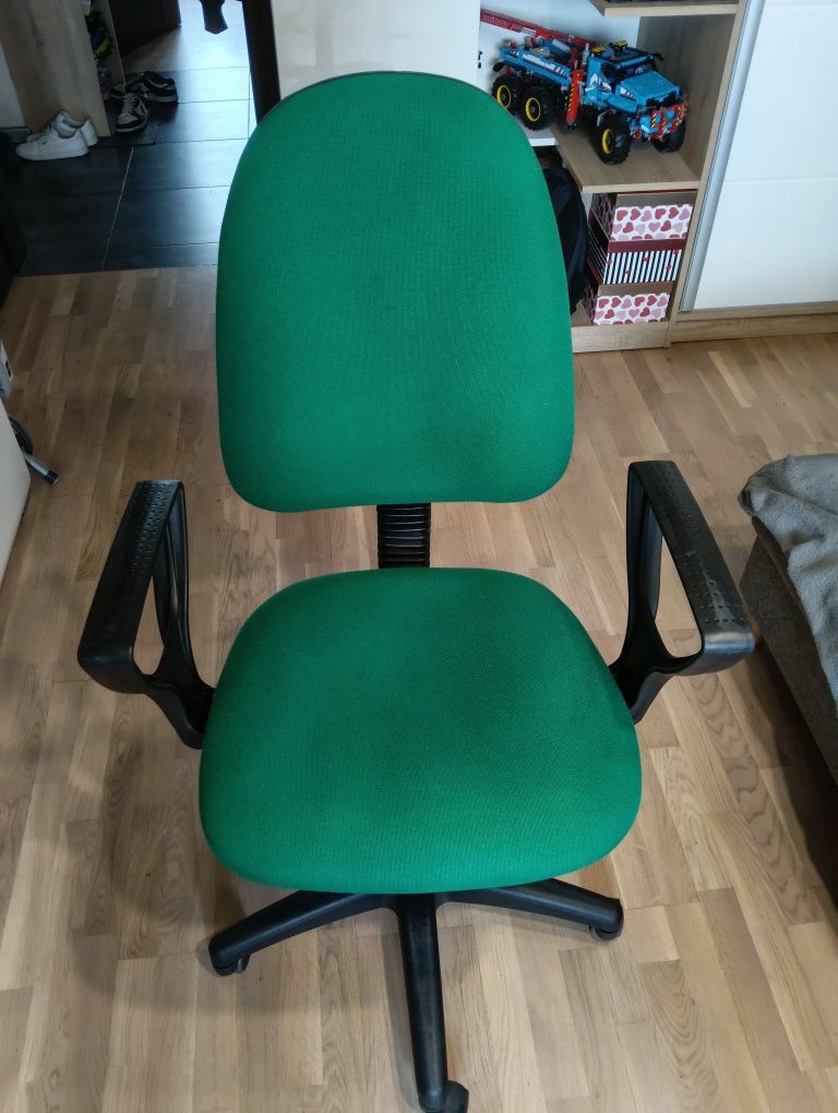Fotel obrotowy z regulacją wysokości