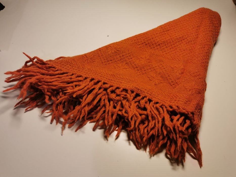 Wełniana, ruda chusta, szal z frędzlami