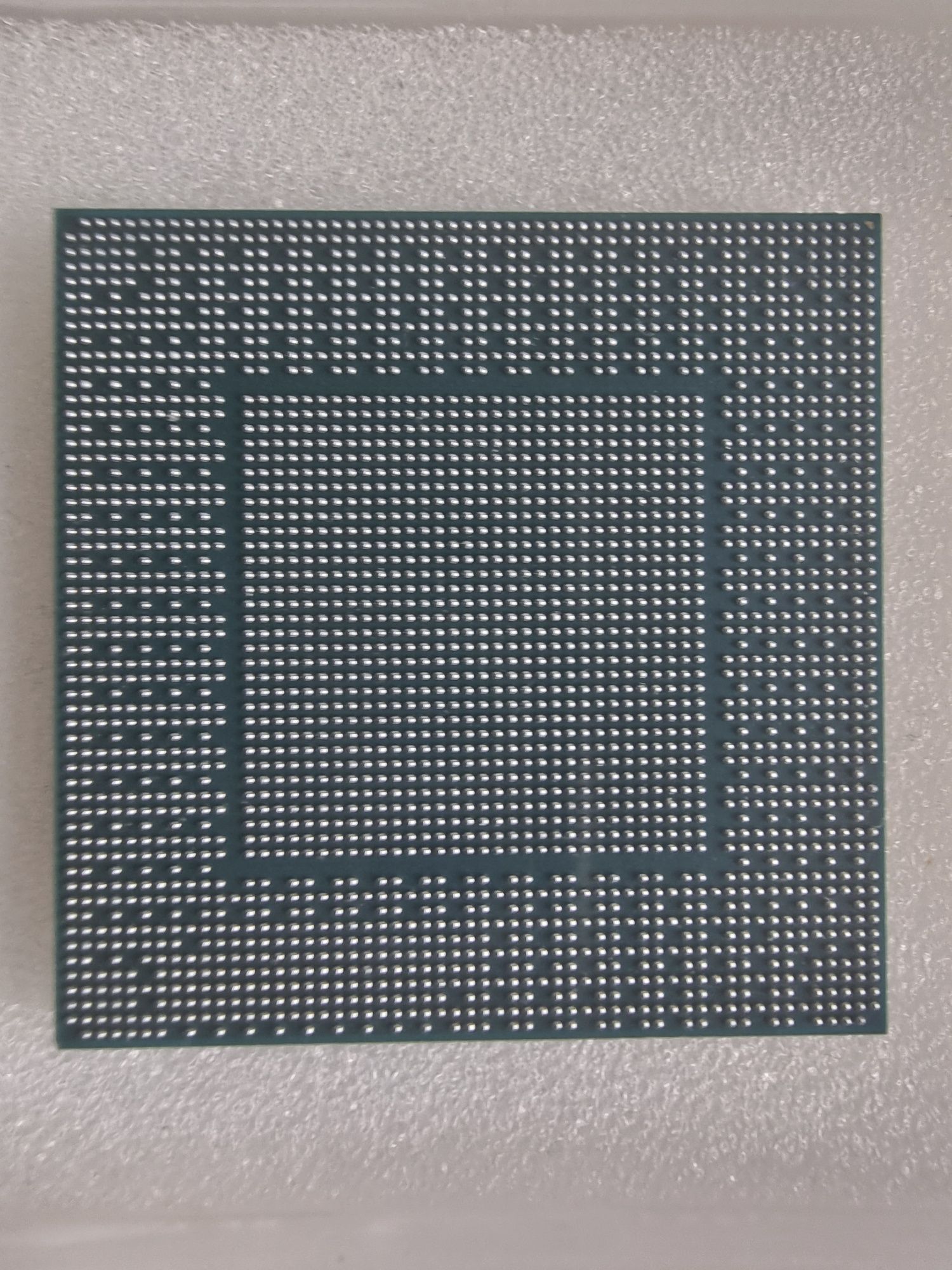 Kartą graficzną RTX 3070 (laptop) i blokami pamięci.