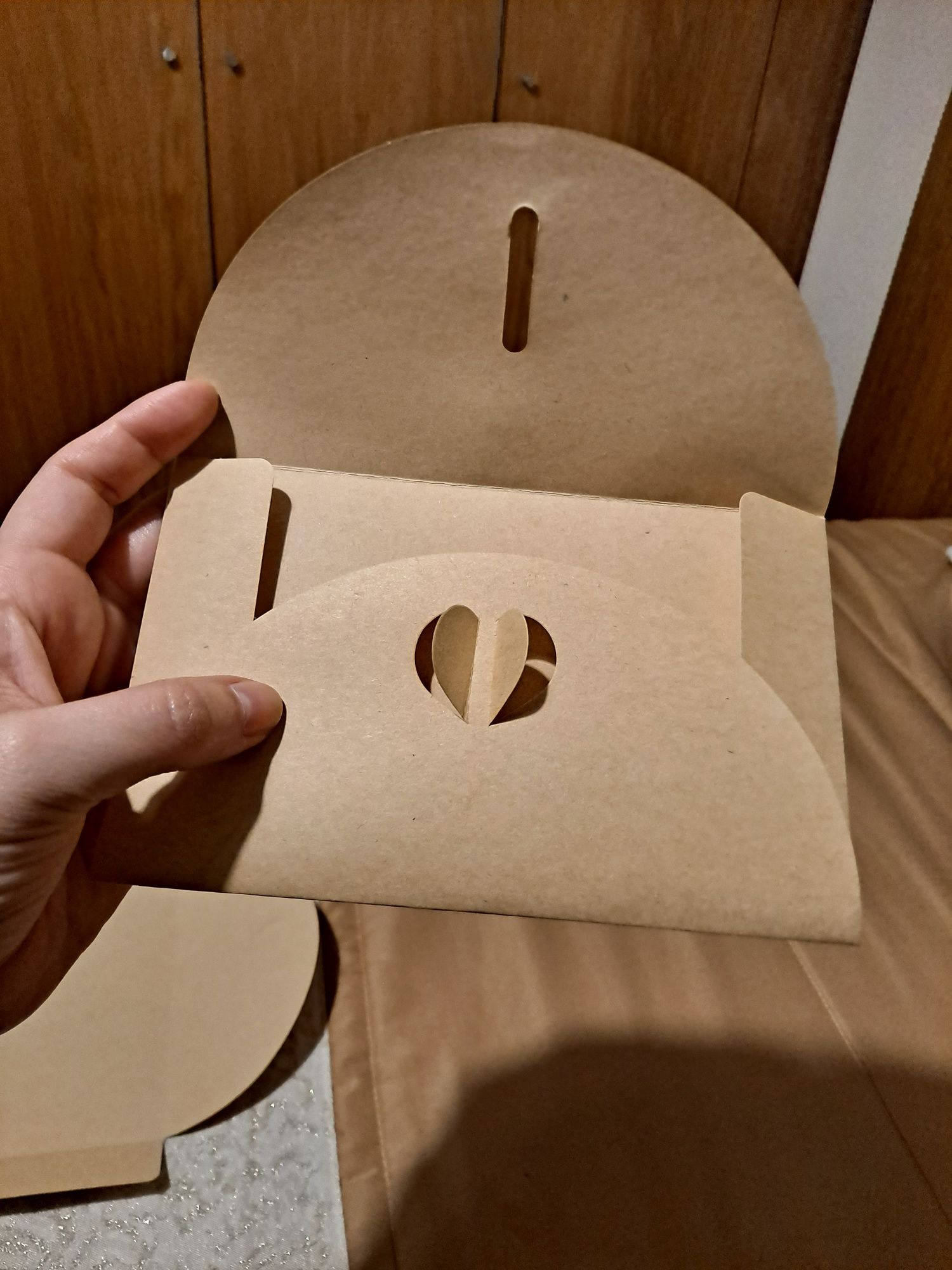 Envelopes para convites em papel craft e fecho em forma de coração