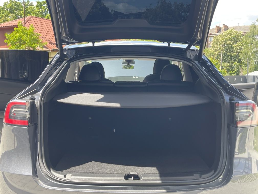 Tesla model Y 2023року