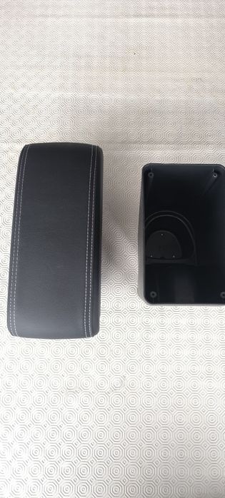 Apoio braço central carro