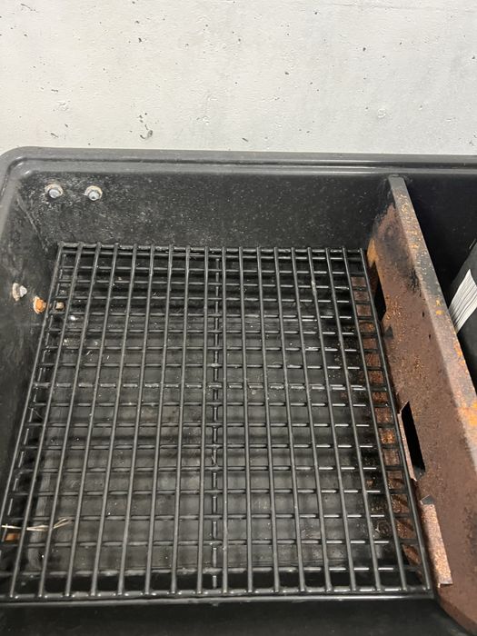 Grelhador barbacue com laterais de apoio