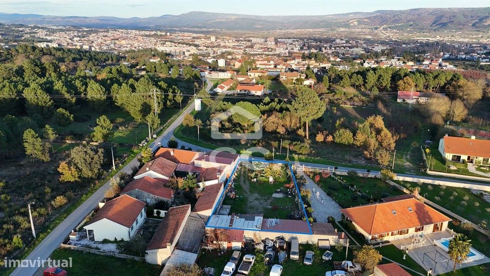 Terreno para construção com anexos na periferia da cidade