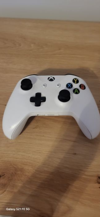 Xbox one s z padem + grami i okablowaniem