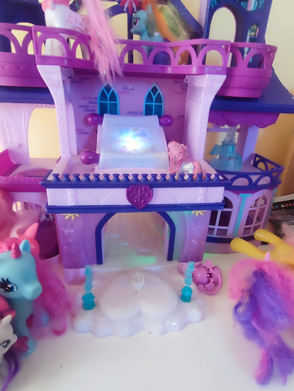 Magiczna szkoła na baterie dla kucyków my little Pony, z kucykami