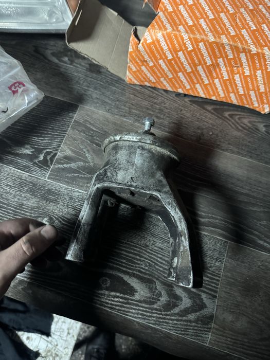 Подушка двигуна Фольксваген Т5