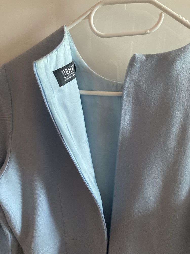 Sukienkenka w kolorze blekitnym maeki Simple, na podszewce