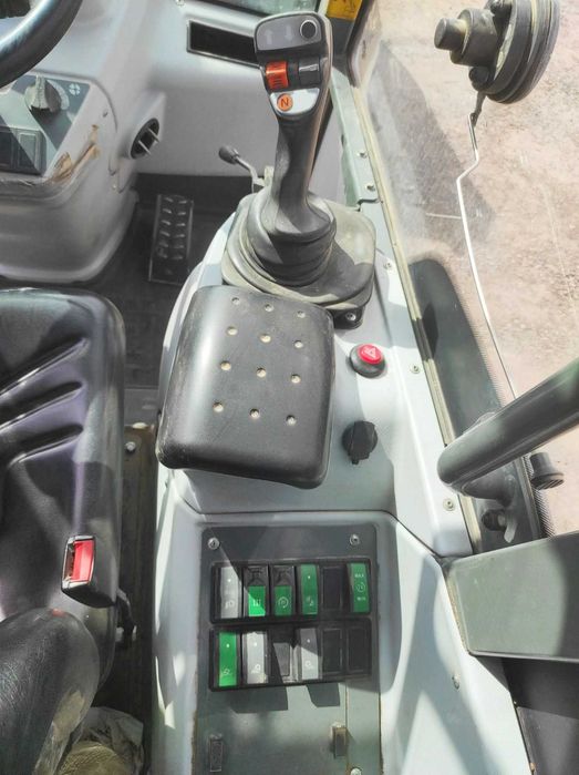 Фронтальний навантажувач KRAMER 5055. Корисний всі чотири сезони.