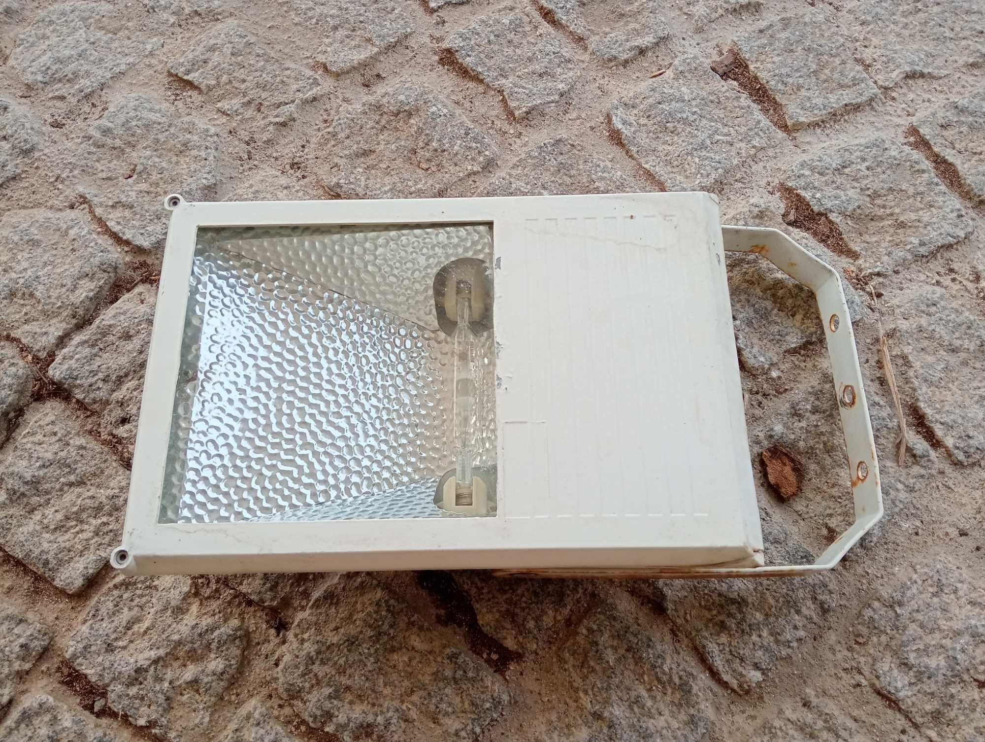 Projetor com lâmpada de iodetos metálicos