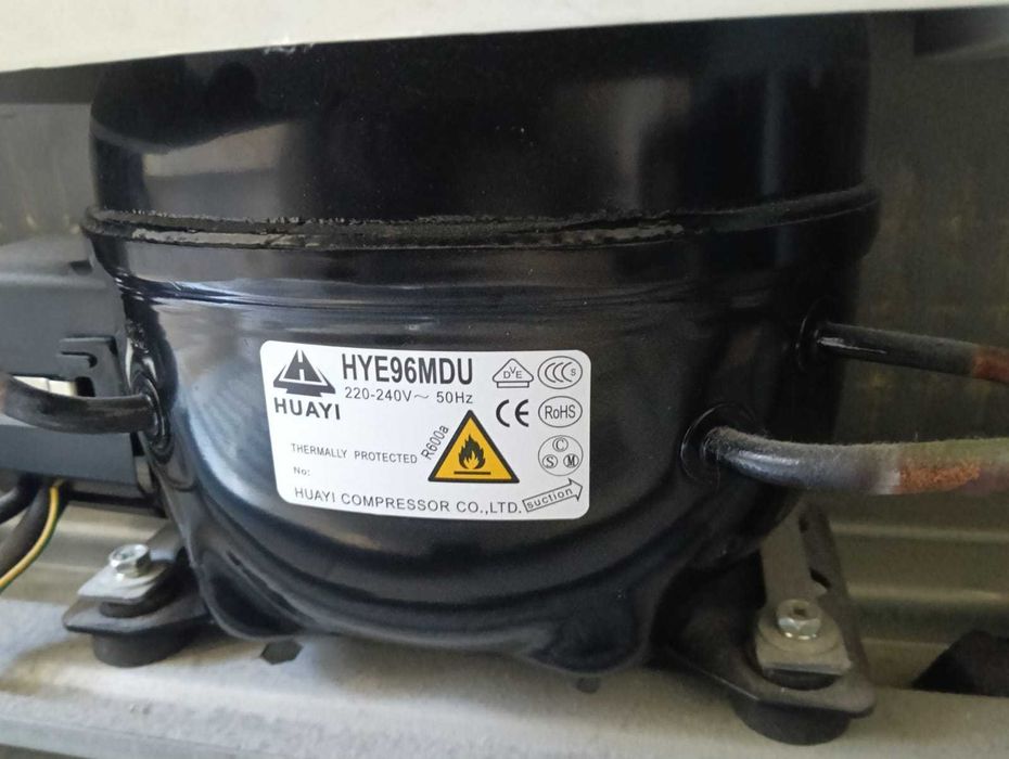 Frigorífico HISENSE RQ562N4GW1 cinza-branco (9 anos, com avaria)