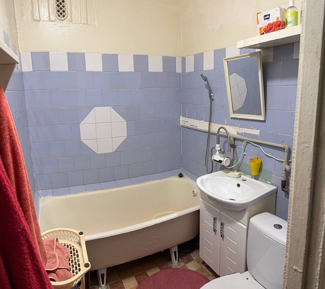 Продаж 1 км.кв., +гараж у дворі дому, без посередників