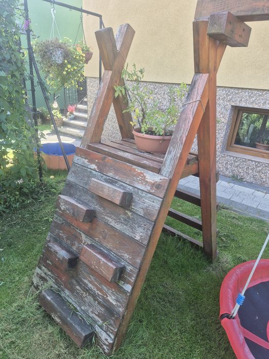 Plac zabaw domek huśtawki piaskownica