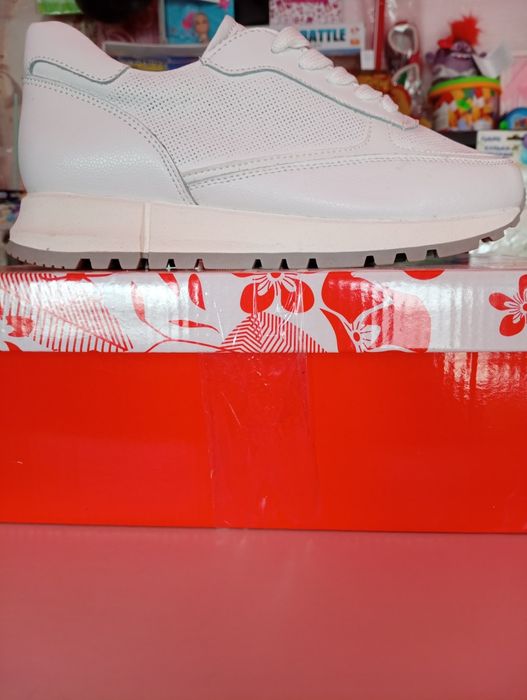 Кросівки жіночі шкіра