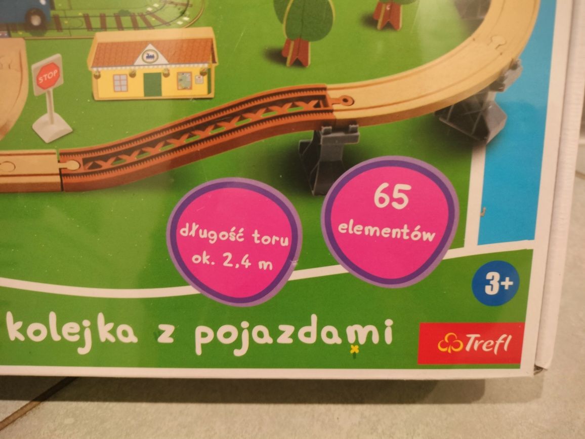 TREFL Elektryczna drewniana kolejka z pojazdami Świnka Peppa 65 elemen