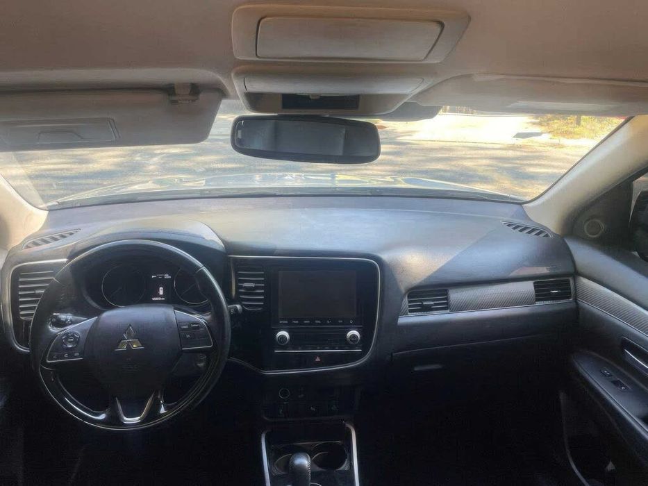 Mitsubishi Outlander LE      2020