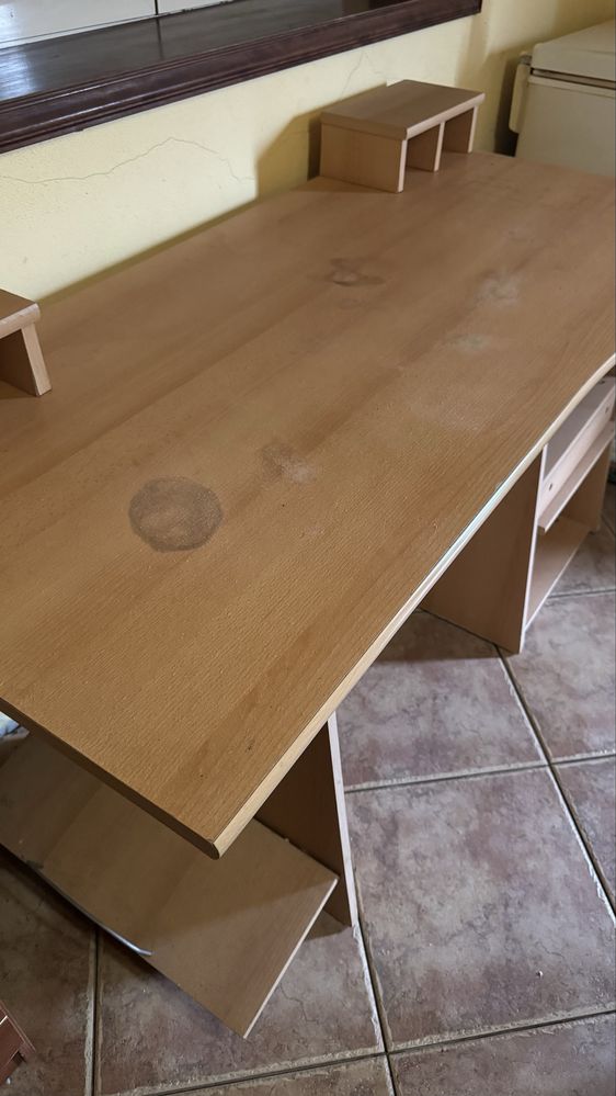 Secretária com marcas de uso